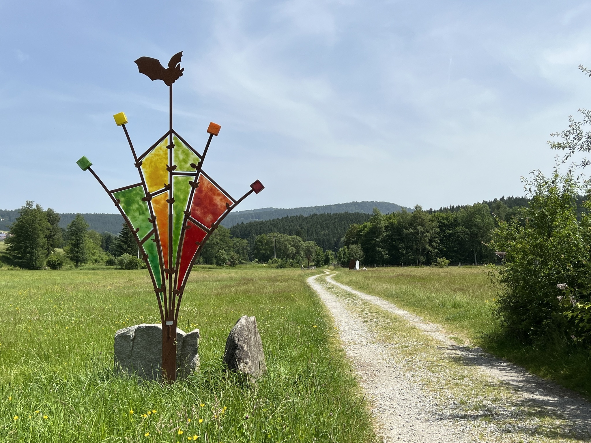 Fledermaus-Skulpturenweg mit Fledermaus-Waldspielplatz