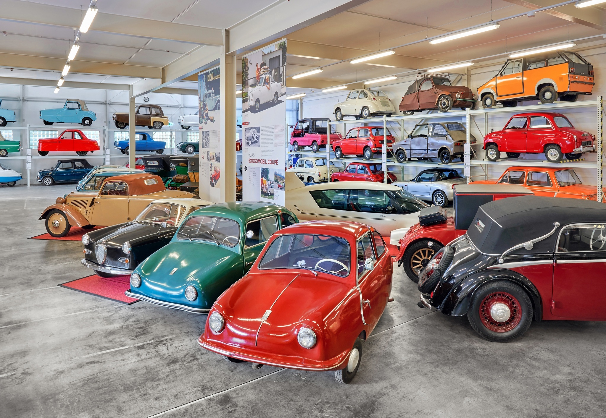 Sammlung Kleinwagen mit Besucherzentrum