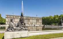 Das Schloss Herrenchiemsee auf der Herreninsel im Chiemsee ist immer eine Besichtigung Wert. Es ist ein Abbild des Schloss Versailles und beherbergt prunkvolle Räume und einen Spiegelsaal. Die gepflegte Parkanlage mit verschiedenen Brunnen lädt zum flanieren ein. - ©© Chiemsee-Alpenland Tourismus