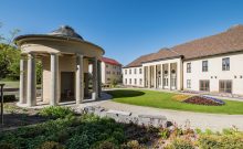 Comödienhaus mit Brunnentempelgarten und Heilwasserbrunnen - ©Tourist-Information Bad Liebenstein