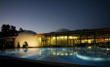 Außenansicht mit Kuppeln der Therme Bad Aibling und Außenbecken. - ©© Chiemsee-Alpenland Tourismus