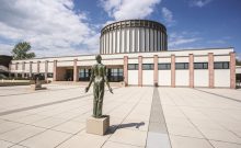 Panorama  Museum - Haupt- und  Seiteneingang auf zwei Ebenen - ©ZK-Medien