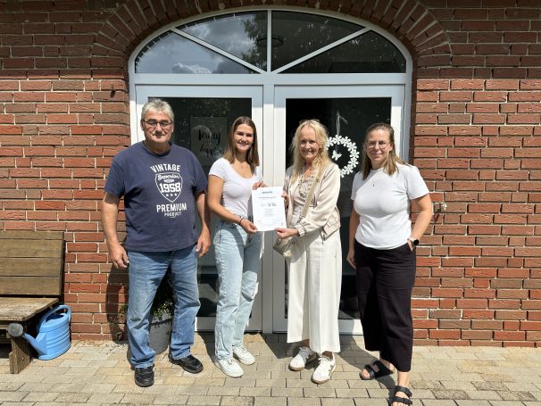 Freuen sich über die Zertifizierung: (v. li.) Familie Sühling, Bürgermeisterin Mechtild Schulze Hessing und Lisa Möller, Leiterin der Tourist-Information. © Stadt Borken | Freuen sich über die Zertifizierung: (v. li.) Familie Sühling, Bürgermeisterin Mechtild Schulze Hessing und Lisa Möller, Leiterin der Tourist-Information. © Stadt Borken