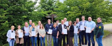 Erfolgreich zertifiziert: 21 regionale Beherbergungs-, Gastronomie- und Freizeitbetriebe erhielten heute von Jens Knopf (2.v.r.), Abteilungsleiter im Nationalpark Kellerwald-Edersee und Marie Schmelzeisen (7.v.l.) von „Qualität kompakt“ ihre Urkunden nach „Reisen für Alle“ überreicht. Das Qualitätssiegel steht für gelebte Inklusion und Engagement im Bereich „barrierefreier Tourismus“. © Inka Lücke